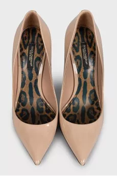 Beige patent leather pumps