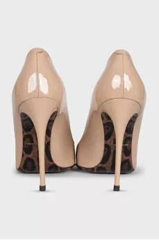 Beige patent leather pumps