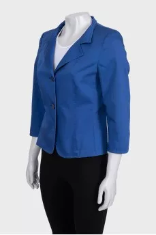 Укороченный жакет приталенного кроя на пуговицах