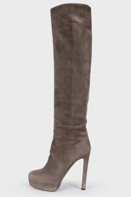 Suede boots in gray
