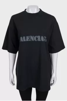 Black loose-fitting t-shirt with logo print