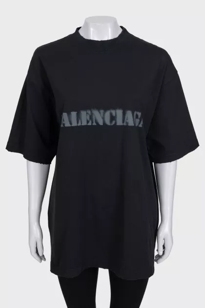 Black loose-fitting t-shirt with logo print