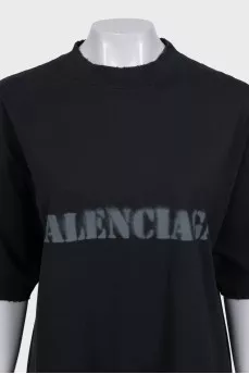 Black loose-fitting t-shirt with logo print