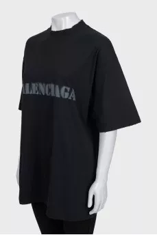 Black loose-fitting t-shirt with logo print