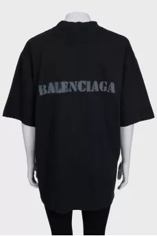 Black loose-fitting t-shirt with logo print