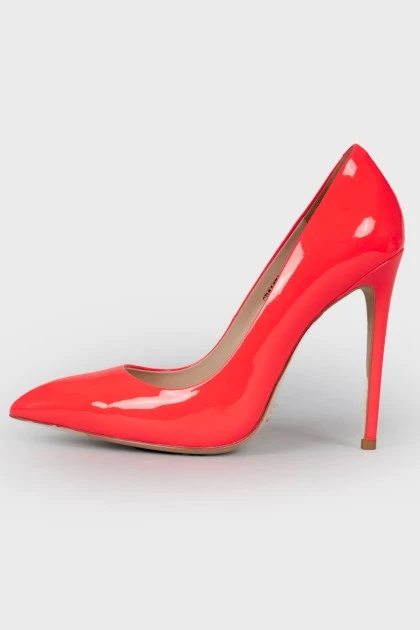 Step varnished pink shoes