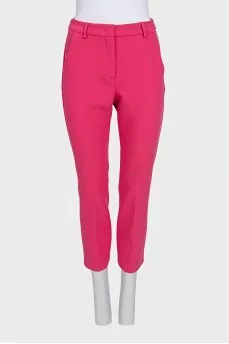 A suit consisting of a fitted jacket and cropped trousers