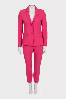 A suit consisting of a fitted jacket and cropped trousers