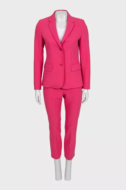 A suit consisting of a fitted jacket and cropped trousers