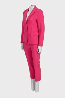 A suit consisting of a fitted jacket and cropped trousers