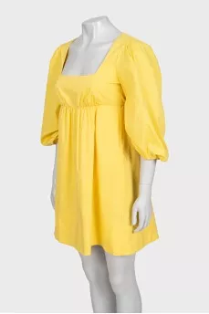 Fitted yellow dress with long sleeves
