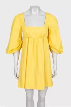 Fitted yellow dress with long sleeves