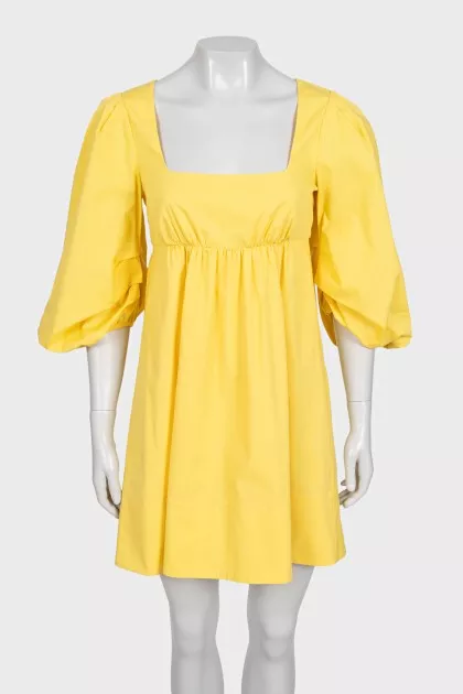 Fitted yellow dress with long sleeves
