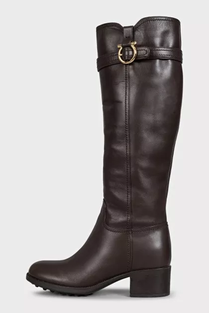 Brown leather boots with zipper