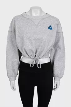 Cropped gray sweatshirt with a patch