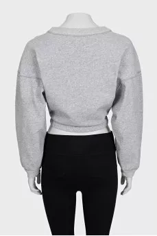 Cropped gray sweatshirt with a patch