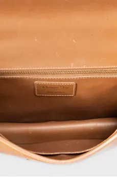 Коричнева сумка зі шкіри із золотистою застібкою