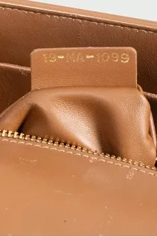 Коричнева сумка зі шкіри із золотистою застібкою