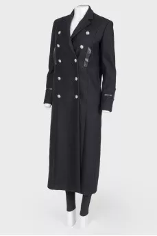 Long coat with voluminous buttons
