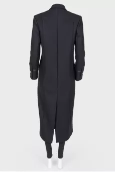 Long coat with voluminous buttons