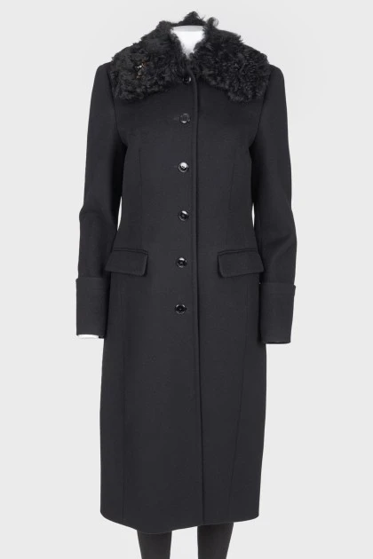 A woolen coat with a fur collar and brooch