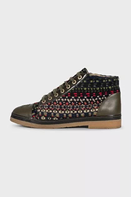 Shortened boots made of textile and leather
