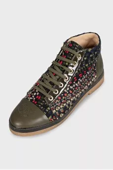 Shortened boots made of textile and leather