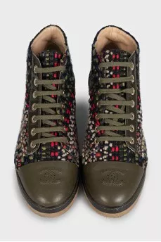 Shortened boots made of textile and leather