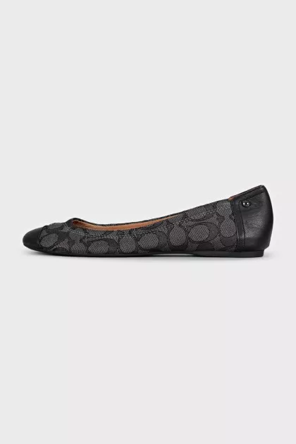 Black ballet flats made of fabric and leather with a print
