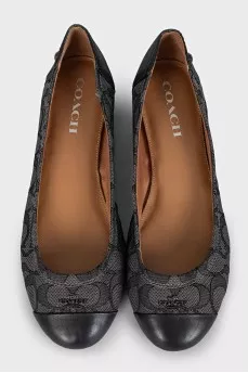 Black ballet flats made of fabric and leather with a print