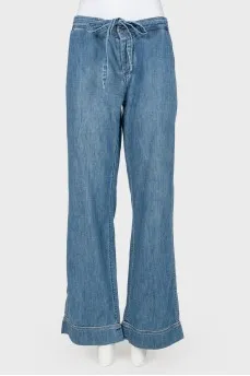 Loose cut jeans with belt