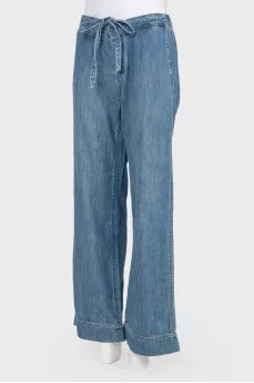 Loose cut jeans with belt