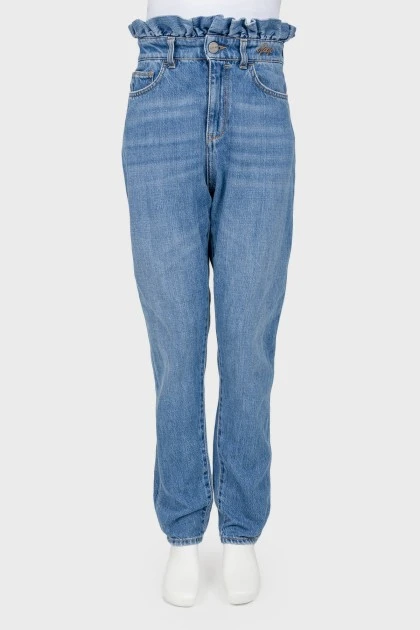 High-waisted jeans