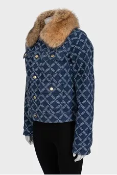 Straight-cut jacket with a detachable collar