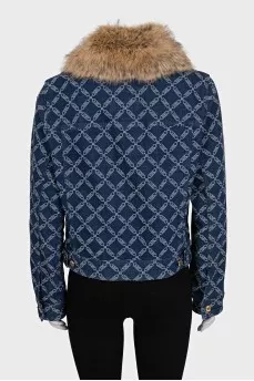 Straight-cut jacket with a detachable collar