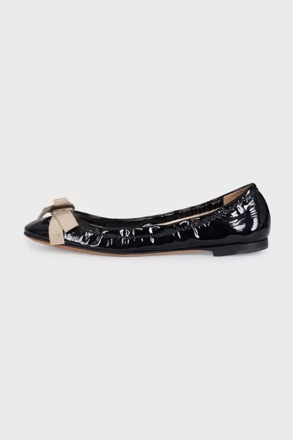 Patent leather ballet flats with a bow
