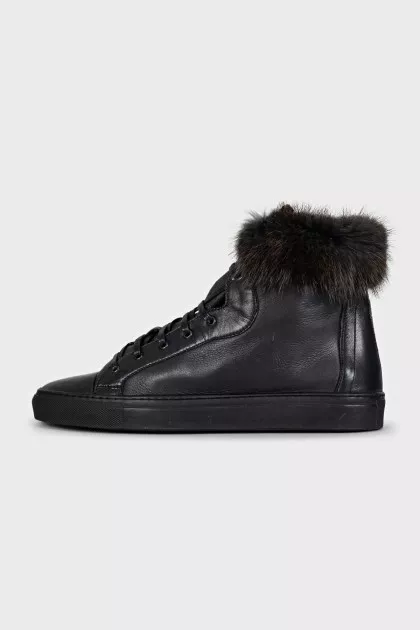 Insulated black sneakers