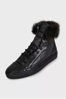 Insulated black sneakers