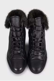 Insulated black sneakers