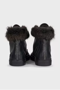 Insulated black sneakers
