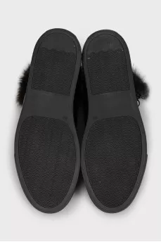 Insulated black sneakers