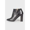 Pointed toecap ankle boots with brand logo