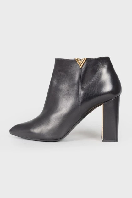 Pointed toecap ankle boots with brand logo