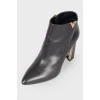 Pointed toecap ankle boots with brand logo