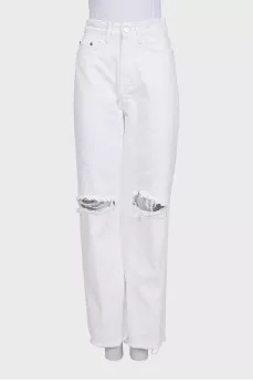 White straight-leg jeans with a ripped effect