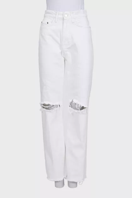 White straight-leg jeans with a ripped effect