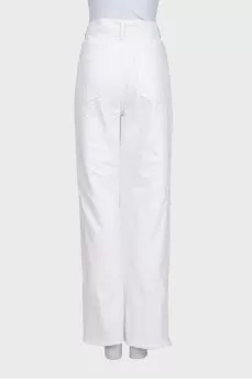 White straight-leg jeans with a ripped effect