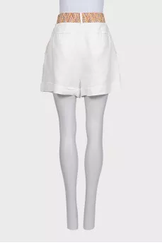 White shorts with a belt