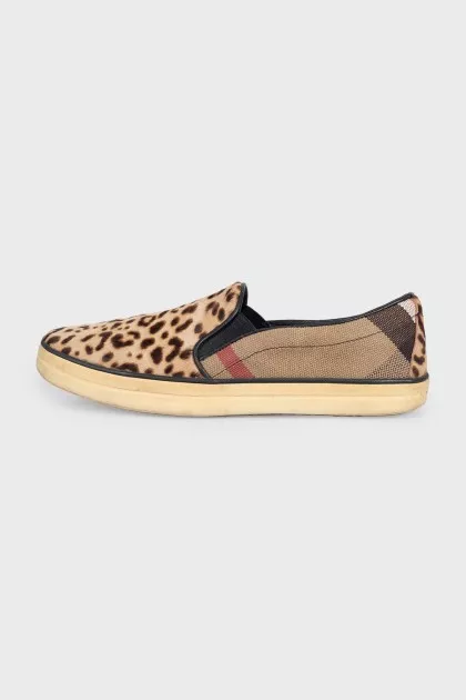 Slip-ons made of textile and long-haired leather