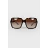 Sunglasses with a leopard arc